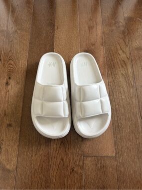 H&M baby pink Quilted Slide Sandals